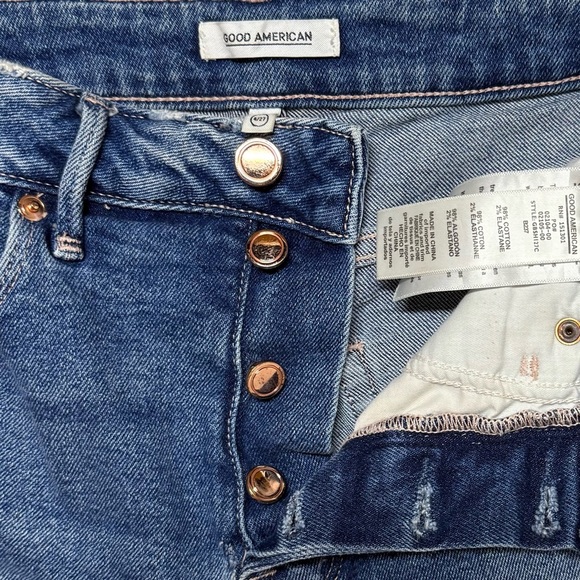 Good American Good 90s Distressed Medium Wash Jean Shorts Women’s Size 4/27 - Picture 3 of 5